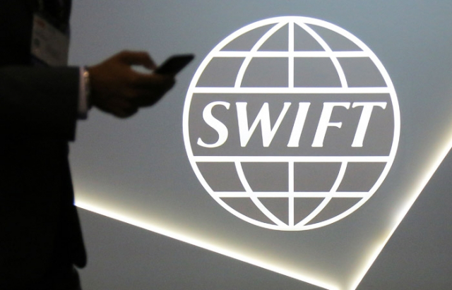 Россию не отключат от SWIFT, но Центробанк может разработать свой блокчейн-аналог